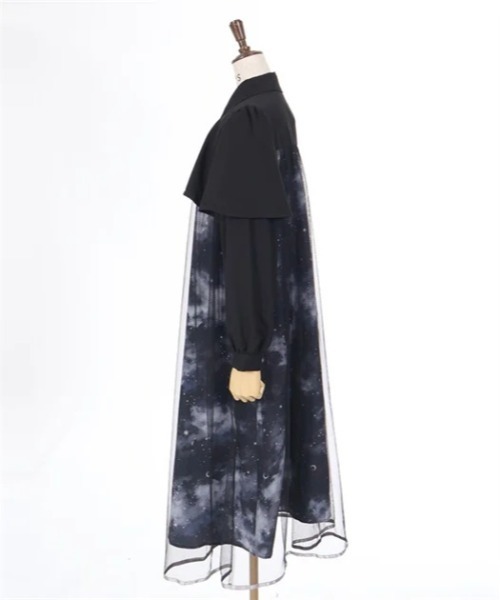 axes femme（アクシーズファム）の「テレスコーププリントケープ風