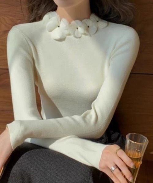 deux amour(ドゥーザムール)の「花モチーフニット長袖プルオーバー(その他トップス・レディース・ブラック/アイボリー・FREE)」の2枚目の写真