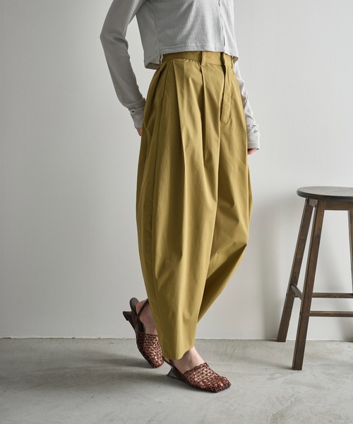 THE YOn（ザヨン）の「ツイルタックコクーンバレルパンツ（チノパンツ・レディース・ピンク/アイボリー/オリーブ/ブラック/ブラウン・FREE）」の4枚目の写真