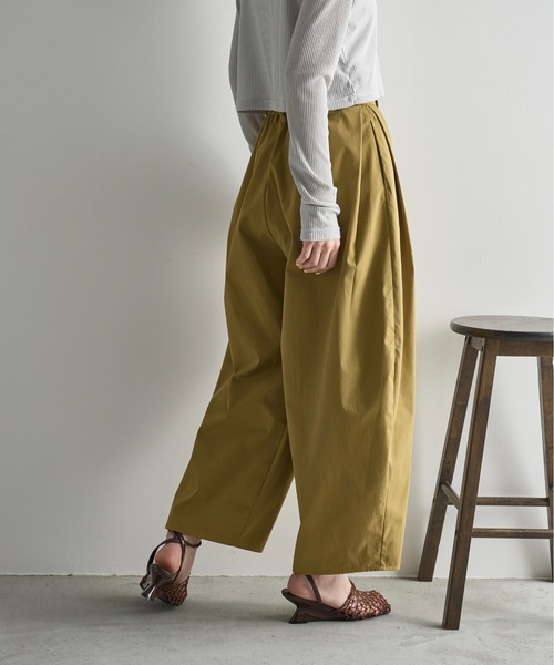 THE YOn（ザヨン）の「ツイルタックコクーンバレルパンツ（チノパンツ・レディース・ピンク/アイボリー/オリーブ/ブラック/ブラウン・FREE）」の9枚目の写真