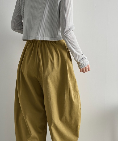 THE YOn（ザヨン）の「ツイルタックコクーンバレルパンツ（チノパンツ・レディース・ピンク/アイボリー/オリーブ/ブラック/ブラウン・FREE）」の11枚目の写真