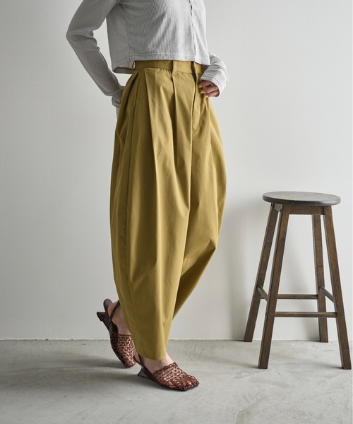 THE YOn（ザヨン）の「ツイルタックコクーンバレルパンツ（チノパンツ・レディース・ピンク/アイボリー/オリーブ/ブラック/ブラウン・FREE）」の7枚目の写真