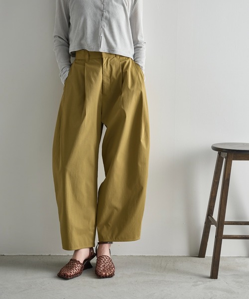 THE YOn（ザヨン）の「ツイルタックコクーンバレルパンツ（チノパンツ・レディース・ピンク/アイボリー/オリーブ/ブラック/ブラウン・FREE）」の6枚目の写真