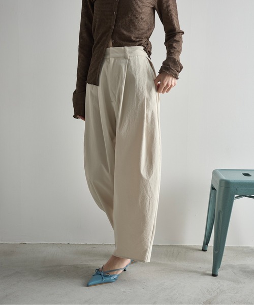 THE YOn（ザヨン）の「ツイルタックコクーンバレルパンツ（チノパンツ・レディース・ピンク/アイボリー/オリーブ/ブラック/ブラウン・FREE）」の21枚目の写真