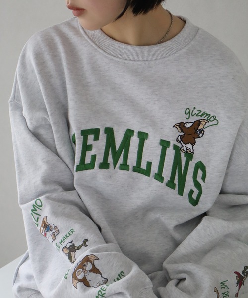 CORPUS TOKYO(コーパス トーキョー)の「【GREMLINS/グレムリン】裏毛 アーチロゴスウェット トレーナー(スウェット・メンズ・ライトグレー/チャコール/マスタード・L/M/LL)」の2枚目の写真