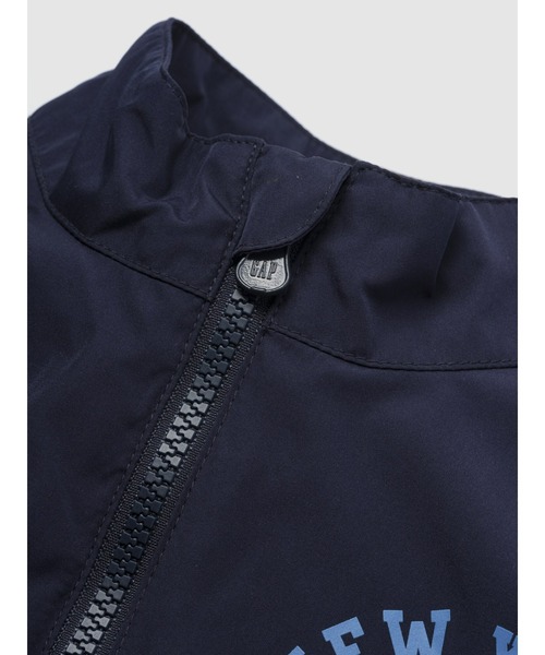 GAP（ギャップ）の「NYC GAPロゴ ウィンドブレーカー (幼児・ベビー)（ナイロンジャケット・キッズ・ネイビー/ベージュ・90cm/95cm/100cm/105cm/110cm/80ｃｍ）」の14枚目の写真