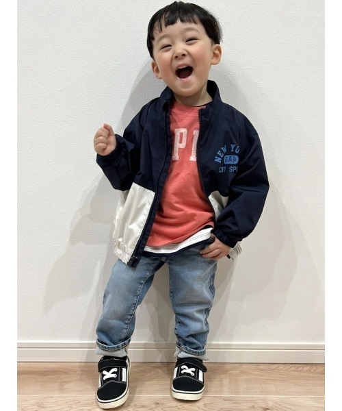 GAP（ギャップ）の「NYC GAPロゴ ウィンドブレーカー (幼児・ベビー)（ナイロンジャケット・キッズ・ネイビー/ベージュ・90cm/95cm/100cm/105cm/110cm/80ｃｍ）」の16枚目の写真