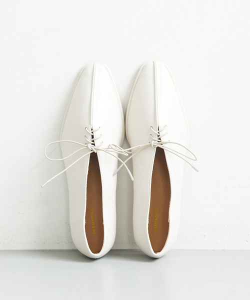 Au BANNISTER（オゥバニスター）の「【販売店舗限定】レースアップシューズ（パンプス・レディース・ブラック/シルバー/アイボリー・35/36/37/38/39）」の4枚目の写真