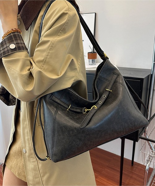 LA VORAGINE(ラ ヴォラジネ)の「2WAY大容量バックパック/ショルダーバッグ(バックパック/リュック・レディース・ブラック/ダークブラウン/ブラウン・FREE)」の7枚目の写真