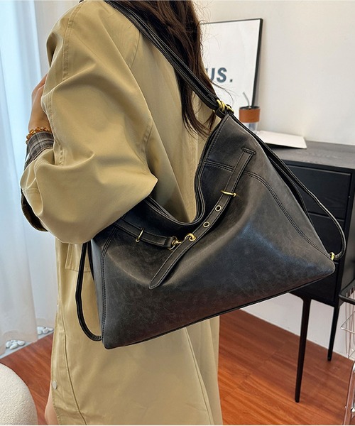 LA VORAGINE(ラ ヴォラジネ)の「2WAY大容量バックパック/ショルダーバッグ(バックパック/リュック・レディース・ブラック/ダークブラウン/ブラウン・FREE)」の8枚目の写真