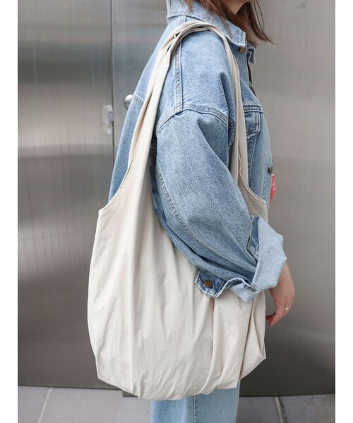 Ungrid（アングリッド）の「タックデザインラウンドバッグ（ハンドバッグ・レディース・ブラック/その他1/アイボリー・FREE）」の13枚目の写真