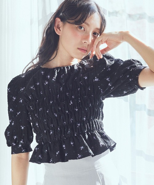 earth music&ecology（アースミュージックアンドエコロジー）の「花柄ポコポコシャーリングトップス（Tシャツ/カットソー・レディース・アイボリー/ブラック・FREE）」の2枚目の写真