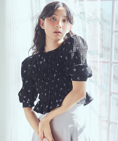 earth music&ecology（アースミュージックアンドエコロジー）の「花柄ポコポコシャーリングトップス（Tシャツ/カットソー・レディース・アイボリー/ブラック・FREE）」の4枚目の写真