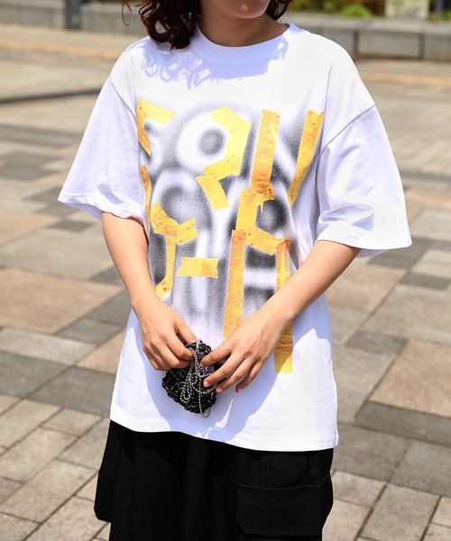 HOOK(フック)の「ミステリアスレタープリントTシャツ (SS)(Tシャツ/カットソー・メンズ・ホワイト系その他/ブラック系その他/レッド系その他/ホワイト系その他2/ホワイト系その他3/ホワイト系その他4/ホワイト系その他5/ブラック系その他2/ブラック系その他3/ブラック系その他4/ブラック系その他5/レッド系その他2/レッド系その他3・MEDIUM/LARGE)」の1枚目の写真