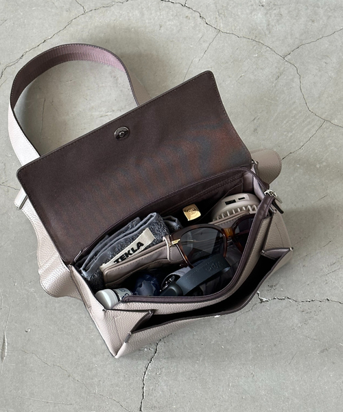 LOWELL things（ロウェル　シングス）の「Stri/レザークロスボディバッグ（ボディバッグ/ウエストポーチ・レディース・ブラック/グレイッシュベージュ/オレンジ・フリー）」の8枚目の写真