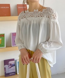 デコルテレースのシアー素材ブラウス 透け感とボリューム袖が可愛い夏服。上品フェミニンなレディーストップ