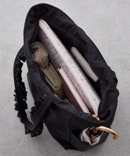 Maison de FLEUR（メゾンドフルール）の「撥水加工フリルハンドルバッグ（トートバッグ・レディース・ピンク系その他3/ブラック・FREE）」の7枚目の写真