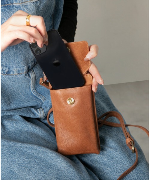 Hallelujah(ハレルヤ)の「スマホショルダー 財布一体型 Lilina ベジタブルタンニンレザー(ショルダーバッグ・レディース・ブラック/ピンクベージュ/ネイビー/グリーン/キャメル・FREE)」の7枚目の写真