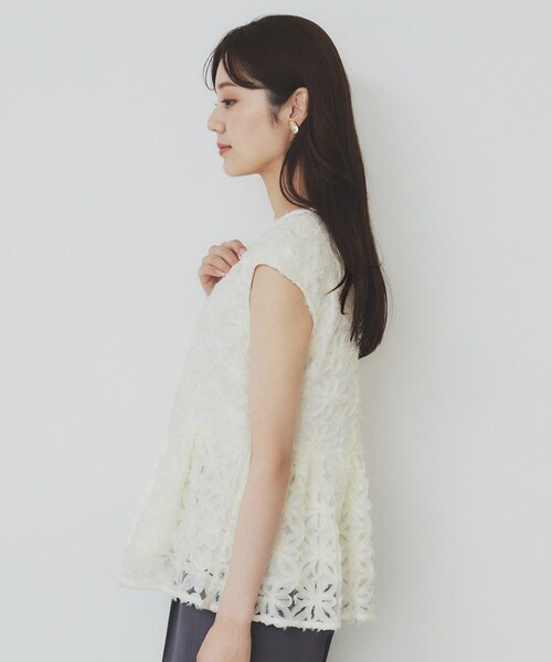 index（インデックス）の「フラワーチュール刺繍ペプラムブラウス【洗える】（シャツ/ブラウス・レディース・ブラック/アイボリー/ライトグリーン・40/38/36）」の11枚目の写真