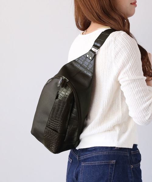 sankyo shokai(サンキョウショウカイ)の「クロコダイル ボディバッグ マット加工 牛革 型押し(ショルダーバッグ・メンズ・ブラック/ネイビー/ダークブラウン・FREE)」の4枚目の写真