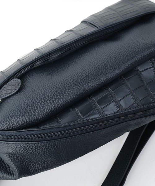 sankyo shokai(サンキョウショウカイ)の「クロコダイル ボディバッグ マット加工 牛革 型押し(ショルダーバッグ・メンズ・ブラック/ネイビー/ダークブラウン・FREE)」の11枚目の写真