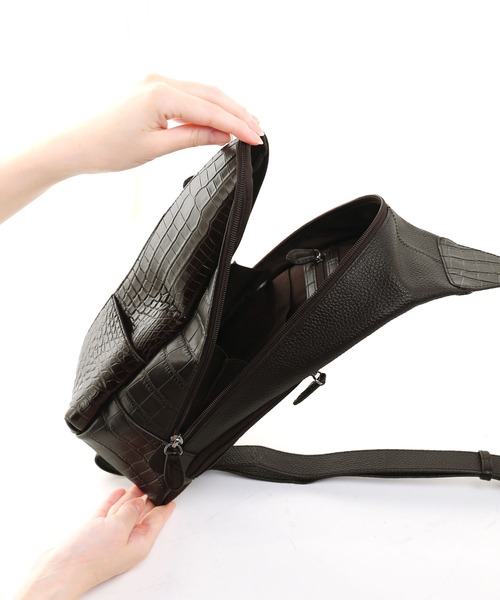 sankyo shokai(サンキョウショウカイ)の「クロコダイル ボディバッグ マット加工 牛革 型押し(ショルダーバッグ・メンズ・ブラック/ネイビー/ダークブラウン・FREE)」の15枚目の写真