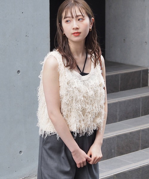 tiptop(ティップトップ)の「ループフリンジ2wayベスト(ベスト・レディース・アイボリー/チャコールグレー/ブラウン/レッド・FREE)」の6枚目の写真