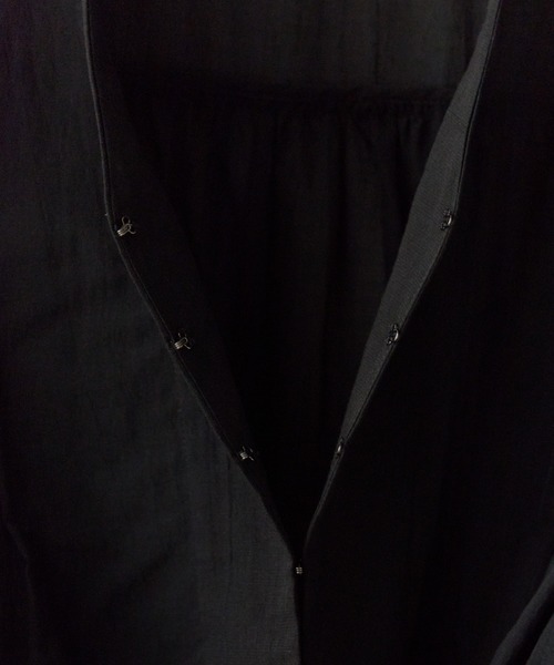 c/est(シーエ)の「c/est/シーエ JORRIE ブラウス 秋物 秋服 2026年秋冬(シャツ/ブラウス・レディース・ブラック/オフホワイト・FREE)」の20枚目の写真