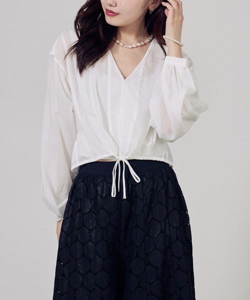 c/est(シーエ)の「c/est/シーエ JORRIE ブラウス 秋物 秋服 2026年秋冬(シャツ/ブラウス・レディース・ブラック/オフホワイト・FREE)」の6枚目の写真