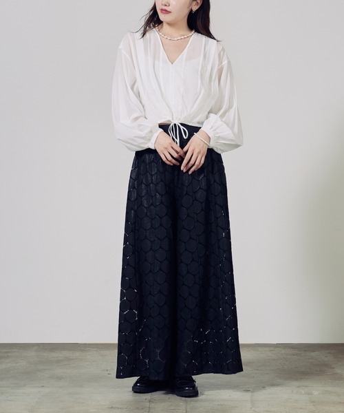c/est(シーエ)の「c/est/シーエ JORRIE ブラウス 秋物 秋服 2026年秋冬(シャツ/ブラウス・レディース・ブラック/オフホワイト・FREE)」の7枚目の写真