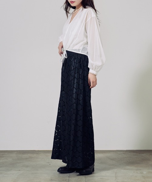 c/est(シーエ)の「c/est/シーエ JORRIE ブラウス 秋物 秋服 2026年秋冬(シャツ/ブラウス・レディース・ブラック/オフホワイト・FREE)」の8枚目の写真