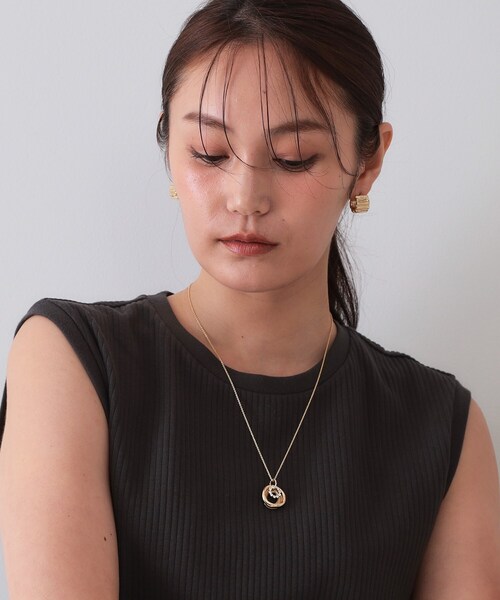 OPAQUE.CLIP（オペークドットクリップ）の「エポ×メタル×ビジュー トリプルリングネックレス（ネックレス・レディース・ゴールド/シルバー・00）」の9枚目の写真