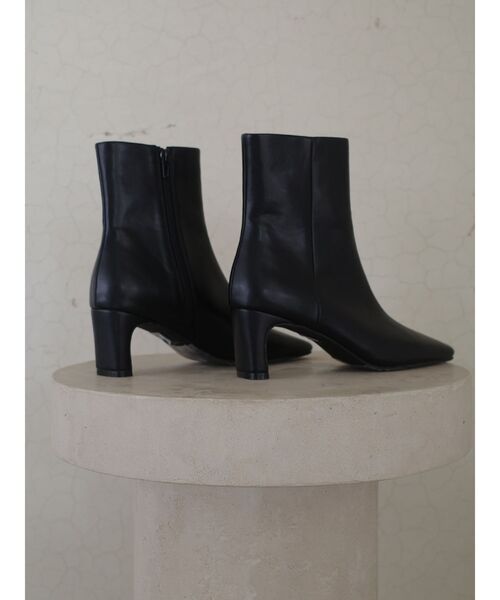 LAGUNAMOON(ラグナムーン)の「スクエアトゥショートブーツ(ブーツ・レディース・ブラック/ベージュ・S/M)」の1枚目の写真