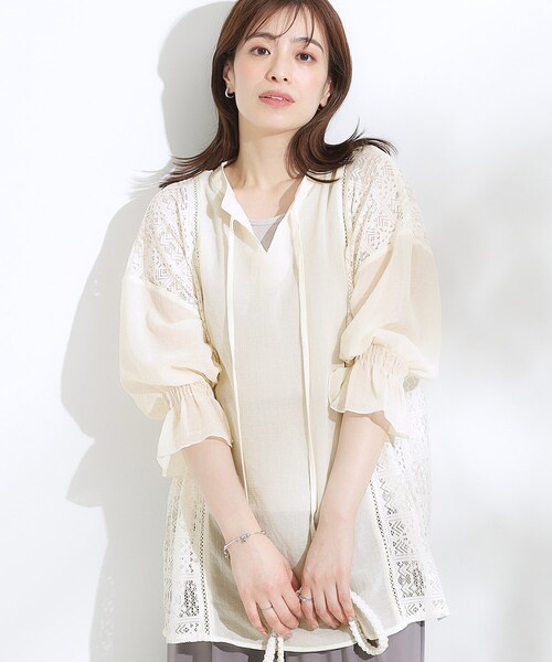 Cutie Blonde（キューティーブロンド）の「【着丈選べる】一枚でこなれ見え サイドレースブラウス（シャツ/ブラウス・レディース・オフホワイト/ブラック・00/11）」の2枚目の写真
