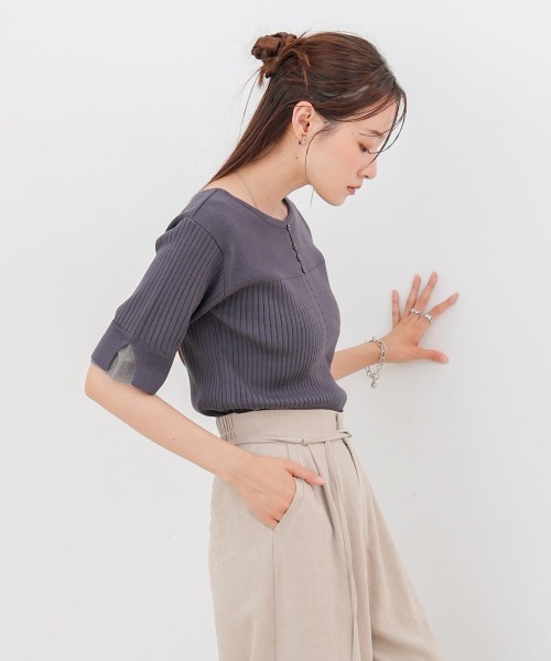 Bab(バブ)の「前後2WAYホールデザインニットトップス(Tシャツ/カットソー・レディース・アイボリー/チャコールグレー/ブラウン/レッド・FREE)」の1枚目の写真