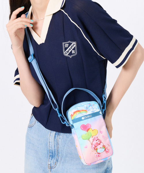LeSportsac(レスポートサック)の「MINI PHONE CROSSBODY ケアベアレインボー(ショルダーバッグ・レディース・ブルー・FREE)」の4枚目の写真