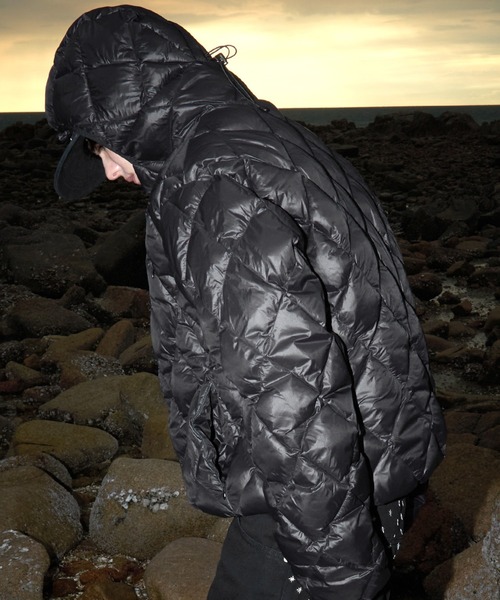 OY(オーワイ)の「『OY/オーワイ』DIAMOND QUILTED CURVED PANEL LIGHTWEIGHT PUFFER JACKET/ダイアモンドキルトカーブ パネルライトダウン(ダウンジャケット/コート・レディース・ブラック/ライトグレー・L)」の7枚目の写真