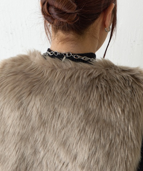 COLONY 2139（コロニートゥーワンスリーナイン）の「ロングフェイクファーベスト（ベスト・レディース・グレイッシュベージュ/チャコールグレー/モカ・FREE）」の11枚目の写真