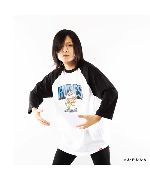 RUDIE'S(ルーディーズ)の「RUDIE'SxCRAYON SHINCHAN GUITAR RAGLANTEE/ルーディーズ×クレヨンしんちゃん ギターラグランTシャツ(Tシャツ/カットソー・メンズ・ホワイト×ネイビー/ホワイト×ブラック・XL/L/M/S)」の1枚目の写真