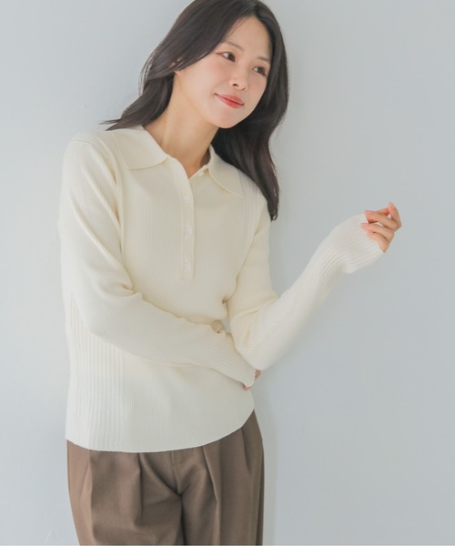 HER CLOSET（ハークローゼット）の「【HER CLOSET】大人のポロリブニット RIB KNIT POLO TOP（ニット/セーター・レディース・オフホワイト/グレイッシュベージュ/ブラック・MEDIUM）」の2枚目の写真