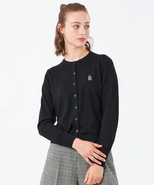 MACKINTOSH PHILOSOPHY（ﾏｯｷﾝﾄｯｼｭ ﾌｨﾛｿﾌｨｰ）の「【WEB&一部店舗限定】バッキンガムベア ワッペンニットカーディガン（カーディガン/ボレロ・レディース・ブラック/ホワイト系その他/パープル系その他4/ダークネイビー/ブラウン/グレー系その他2・38）」の2枚目の写真