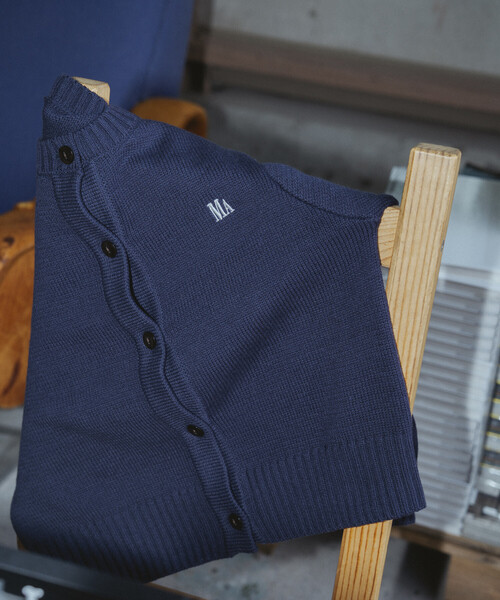 Firsthand（ファーストハンド）の「MA Firsthand/マ ファーストハンド MA ワンポイントロゴ刺繍 クルーネック ニットカーディガン（カーディガン/ボレロ・レディース・ネイビー/キャメル/チャコールグレー・FREE）」の8枚目の写真