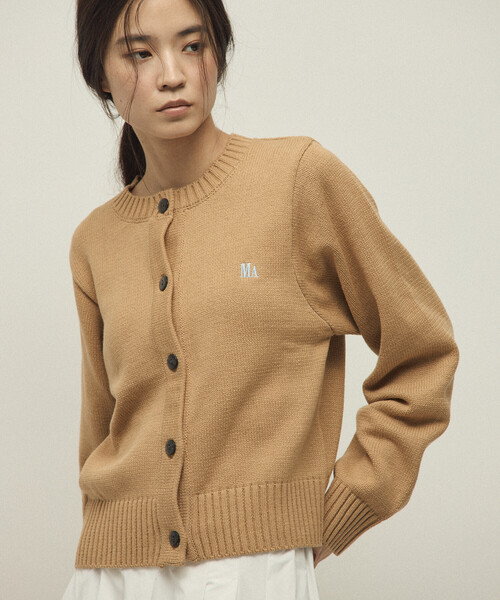 Firsthand（ファーストハンド）の「MA Firsthand/マ ファーストハンド MA ワンポイントロゴ刺繍 クルーネック ニットカーディガン（カーディガン/ボレロ・レディース・ネイビー/キャメル/チャコールグレー・FREE）」の9枚目の写真