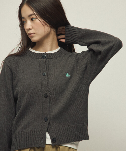 Firsthand（ファーストハンド）の「MA Firsthand/マ ファーストハンド MA ワンポイントロゴ刺繍 クルーネック ニットカーディガン（カーディガン/ボレロ・レディース・ネイビー/キャメル/チャコールグレー・FREE）」の10枚目の写真