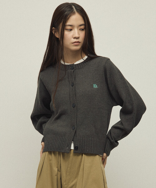 Firsthand（ファーストハンド）の「MA Firsthand/マ ファーストハンド MA ワンポイントロゴ刺繍 クルーネック ニットカーディガン（カーディガン/ボレロ・レディース・ネイビー/キャメル/チャコールグレー・FREE）」の12枚目の写真
