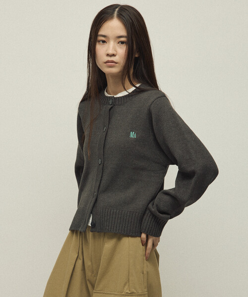 Firsthand（ファーストハンド）の「MA Firsthand/マ ファーストハンド MA ワンポイントロゴ刺繍 クルーネック ニットカーディガン（カーディガン/ボレロ・レディース・ネイビー/キャメル/チャコールグレー・FREE）」の13枚目の写真