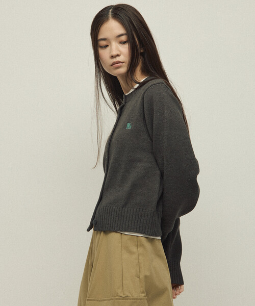 Firsthand（ファーストハンド）の「MA Firsthand/マ ファーストハンド MA ワンポイントロゴ刺繍 クルーネック ニットカーディガン（カーディガン/ボレロ・レディース・ネイビー/キャメル/チャコールグレー・FREE）」の14枚目の写真