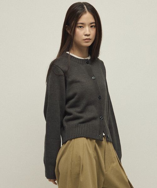 Firsthand（ファーストハンド）の「MA Firsthand/マ ファーストハンド MA ワンポイントロゴ刺繍 クルーネック ニットカーディガン（カーディガン/ボレロ・レディース・ネイビー/キャメル/チャコールグレー・FREE）」の15枚目の写真