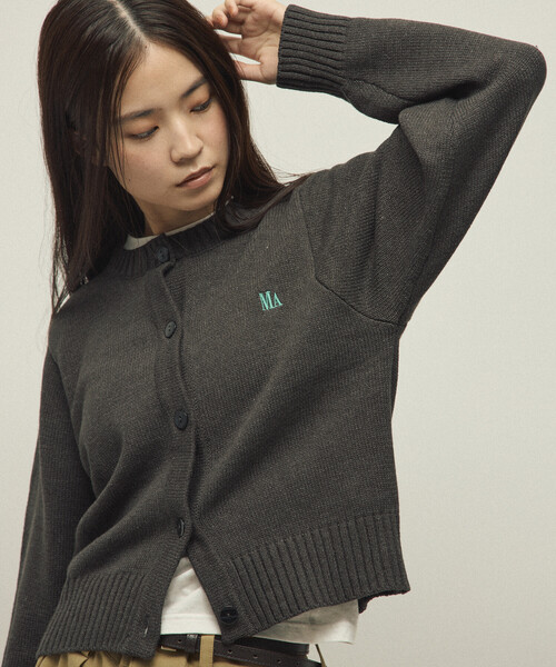 Firsthand（ファーストハンド）の「MA Firsthand/マ ファーストハンド MA ワンポイントロゴ刺繍 クルーネック ニットカーディガン（カーディガン/ボレロ・レディース・ネイビー/キャメル/チャコールグレー・FREE）」の22枚目の写真