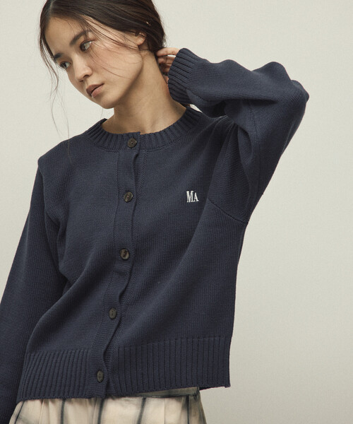 Firsthand（ファーストハンド）の「MA Firsthand/マ ファーストハンド MA ワンポイントロゴ刺繍 クルーネック ニットカーディガン（カーディガン/ボレロ・レディース・ネイビー/キャメル/チャコールグレー・FREE）」の3枚目の写真